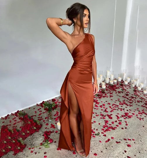 – slim-fit-maxikleid aus satin mit schrägen schultern und schlitzen